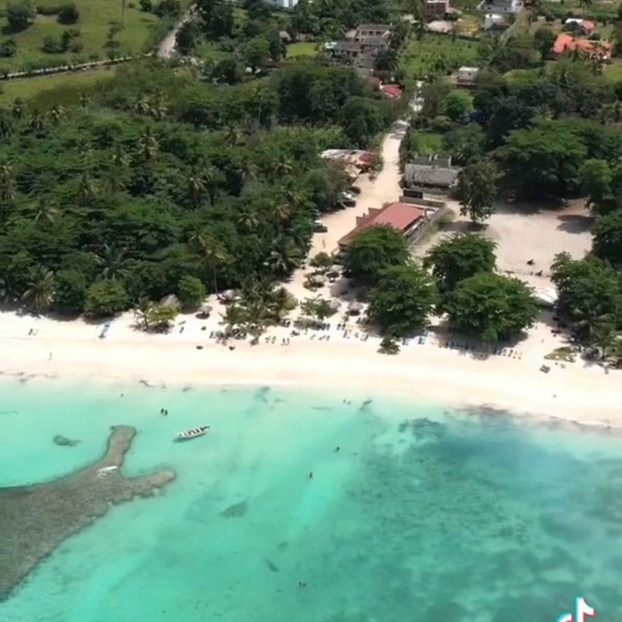 Vista aérea de la costa y la playa