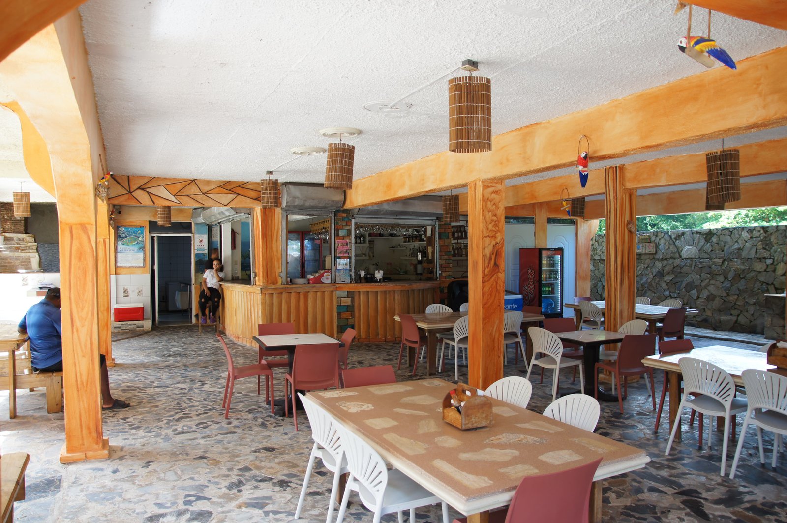 Mesas y salón abierto del restaurante
