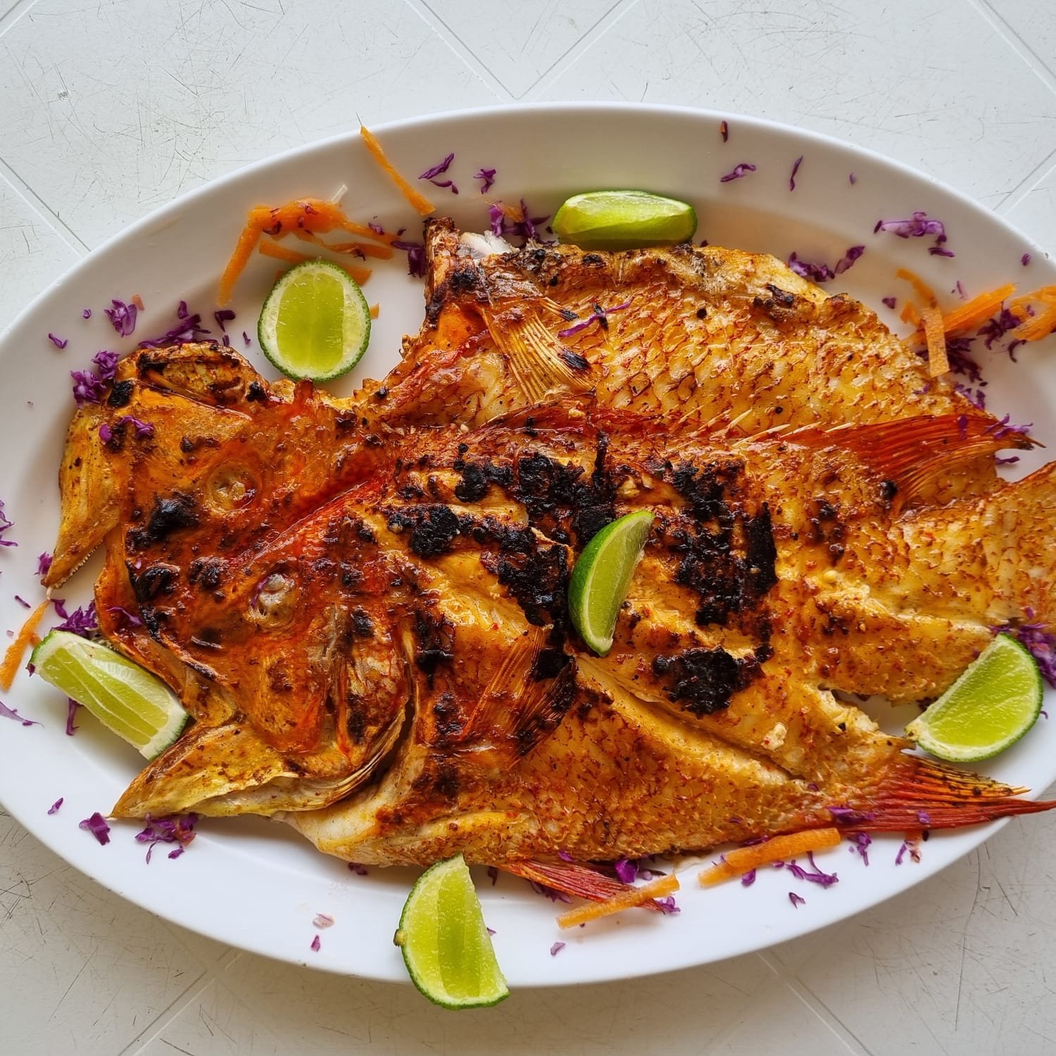 Plato de pescado preparado con vegetales y limón