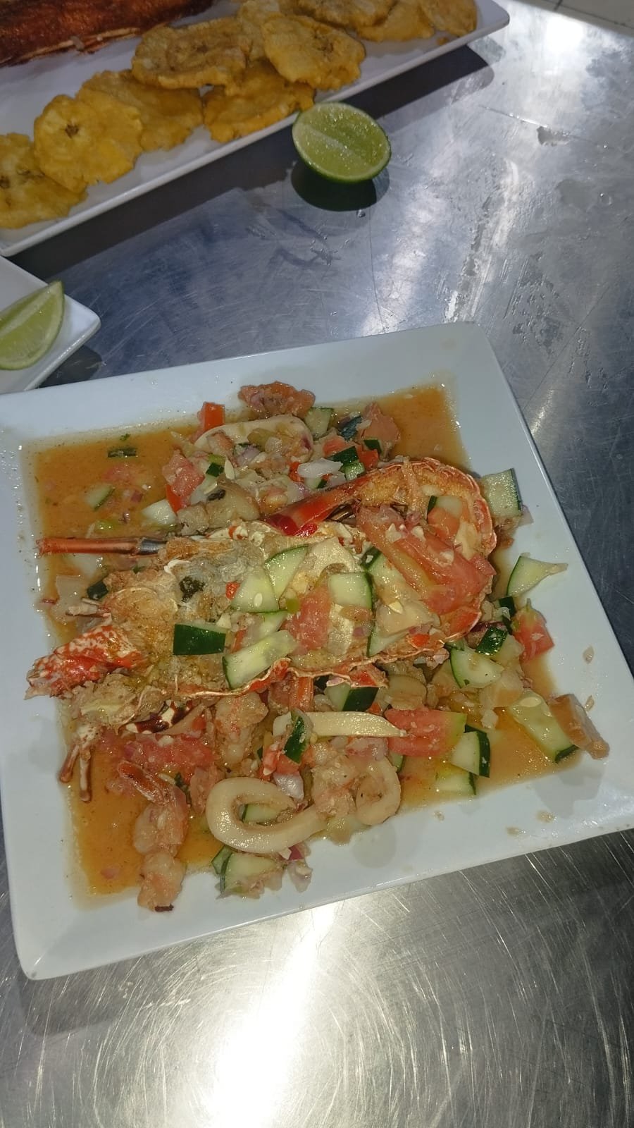 Langosta preparada con vegetales en La Playita