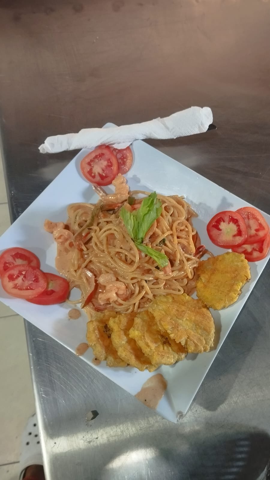Plato de mariscos con pasta y tostones