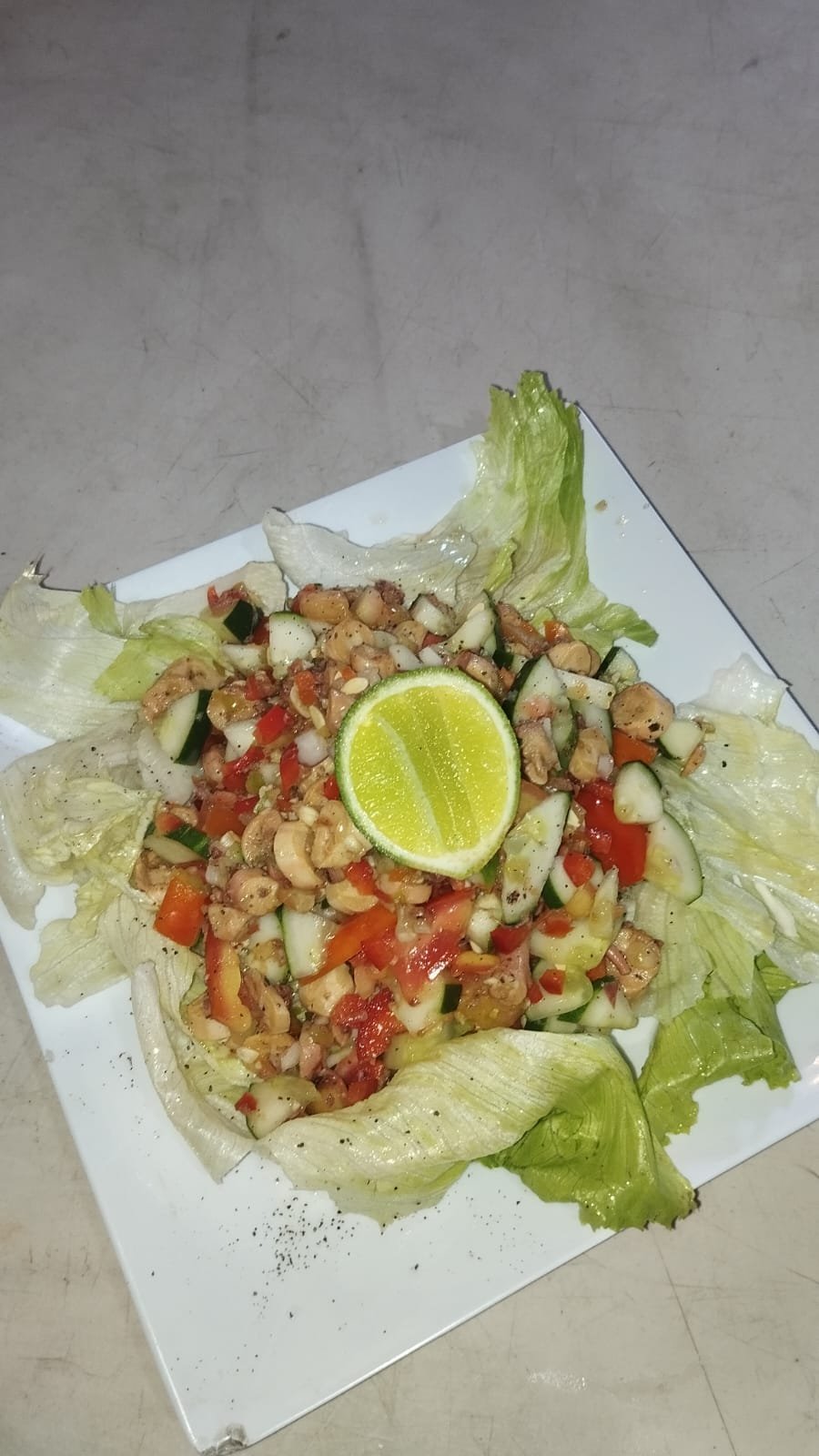 Ensalada de mariscos con limón y vegetales